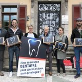 Les membres du Parti socialiste du Valais romand (PSVR) deposent l'initiative cantonale pour une assurance dentaire en Valais aupres de la Chancellerie du canton du Valais en mai 2017 à Sion